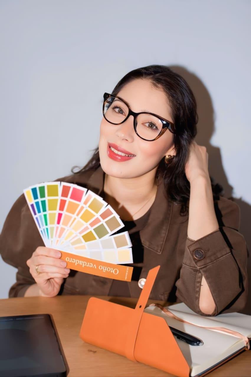 Duilianis Artigas con gafas sosteniendo el abanico de colorimetría Otoño verdadero