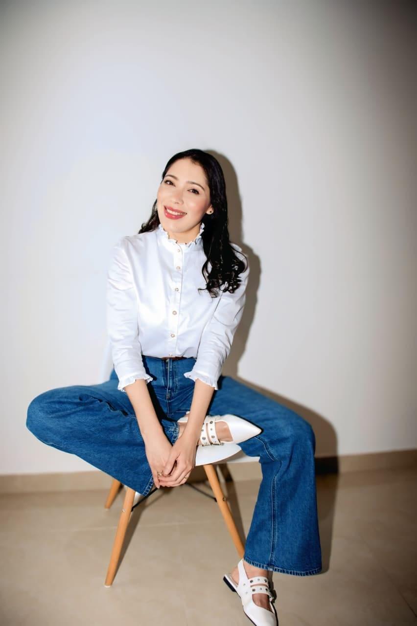 Duilianis Artigas con camisa y jean, look casual bien combinado